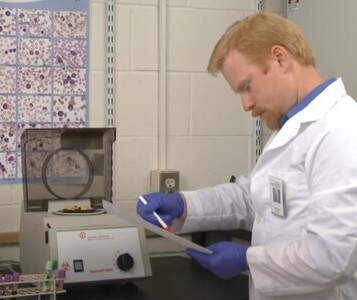 Клиника лечения наркозависимости в Гагарине Врач в кабинете клиники