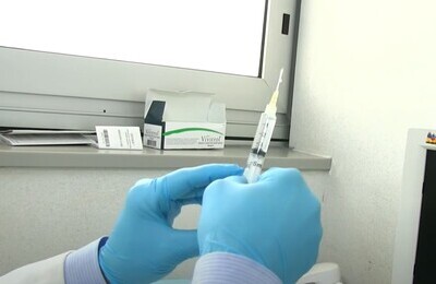 Проведение кодирования Вивитролом в Гагарине Шприц с Вивитролом в руках у врача